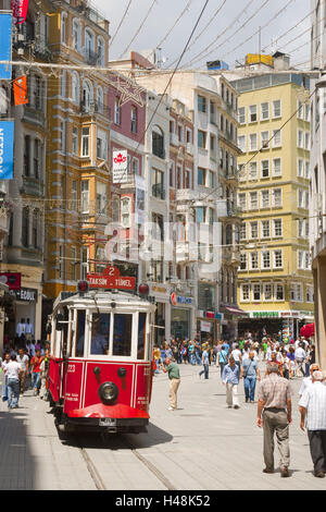 Türkei, Istanbul, Beyoglu, Istiklal Caddesi, 'Unabhängigkeitsstrasse', Fußgängerzone, shopping Street, Straßenbahn, Passanten, Stockfoto