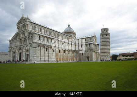 Italien, Toskana, Pisa, Dom, der schiefe Turm, Wiese, touristische Attraktion, Touristen, Stockfoto