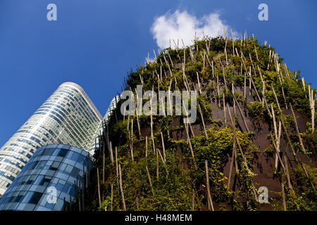 Ein Kunstwerk vor Coeur Défense Hochhaus im Stadtteil La Defense, Paris, Frankreich Stockfoto