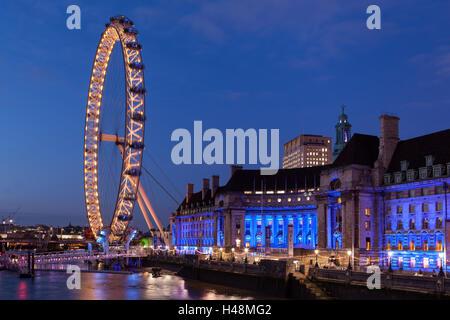Großbritannien, London, London Eye, Old County Hall, Dämmerung, Stockfoto