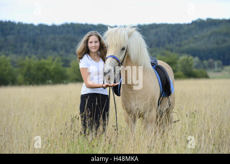 Mädchen, Pferd, Wiese, Ständer, frontal, Rückfahrkamera, Landschaft, Stockfoto