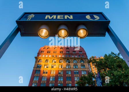 Öffentliche Toilette Eingang, Vancouver, Britisch-Kolumbien, Kanada. Stockfoto