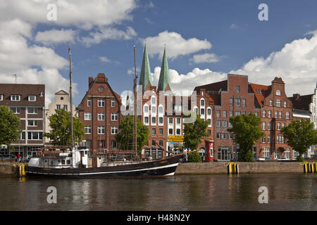 Deutschland, Schleswig - Holstein, Hansestadt, Old Town, Marien Kirche, Lübeck, Stadt, Blick auf die Stadt, Hanse, Ostsee, Meer, Küste, Architektur, Gebäude, Flussmittel, Schiff, Kirche, Stück, Marien, Hafen, Bootssteg, Hausfassaden, Schiff, Segelschiff, Bric Stockfoto