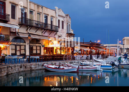 Griechenland, Kreta, Rethymnon, venezianische Hafen, beleuchtet am Abend Stockfoto