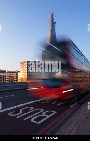 UK, London, London Bridge, Bus, Bewegungsunschärfe, Stockfoto