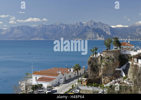 Türkei, Provinz Antalya, Antalya, Meer, Berge, Südküste, Altstadt, Lykisches Taurus-Gebirge, Berge, Landschaft, Felsen, Küste, Tourismus, Wasser, Gebäude, Häuser, Stockfoto