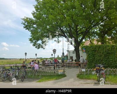 Deutschland, Oberbayern, Creme Schleien nach Hause, kleines Bier Garten auf dem Flugplatz, Stockfoto