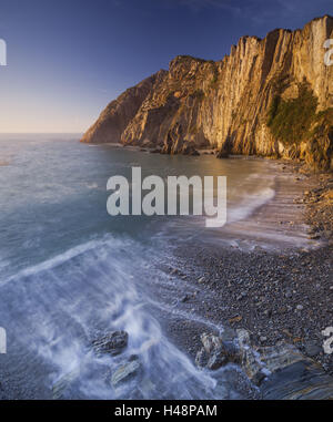 Schwellen Sie an der Playa del Silencio, Costa Verde, Asturien, Spanien, Stockfoto