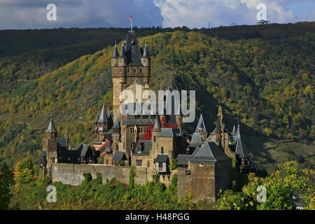 Die Kaiserburg mit Cochem an der Mosel zu farbigen herbstlichen Wälder, Blick auf der Suche "mit drei Kreuzen", Stockfoto