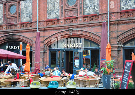 Deutschland, Berlin, Mitte, Stadt Eisenbahn Station, Ferse Schere Markt, Stadt-Bahn-Viadukt, Straßencafé, Stockfoto