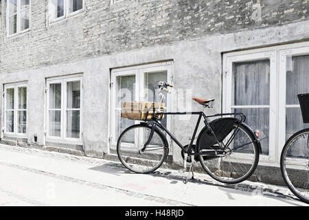 Fahrrad Wand gelehnt, Stadt, Kopenhagen, Dänemark, Skandinavien, Stockfoto