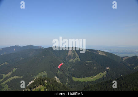 Deutschland, Oberbayern, Ammer Valley, Ammergebirge, Gleitschirm-Flugzeug Stockfoto