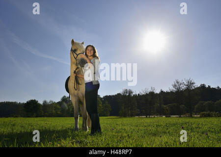 Mädchen, Pferde, Isländer, Wiese, Stativ, Kopf, Rückfahrkamera, Stockfoto