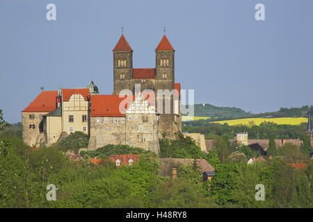 Schloss und Stiftskirche St. Servatius in Quedlinburg in Sachsen-Anhalt, Seweckenberge im Hintergrund, Stockfoto