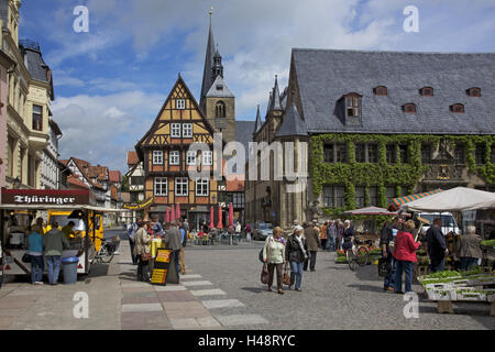 Historische Altstadt in Quedlinburg in Sachsen-Anhalt, Alter Markt mit Rathaus und Kirche St. Benediktii, Stockfoto