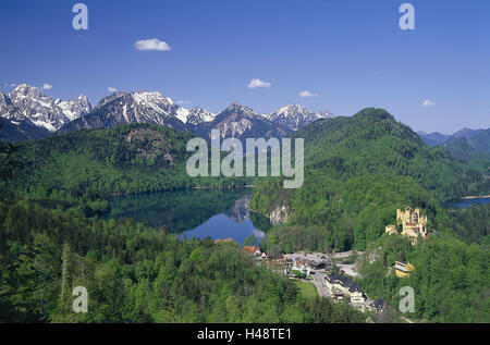 Deutschland, Ost-Allgäu, Füße, Burg hohen Schwan Region, See, Landschaft, Allgäu, hohe Schwan Region, Alpen, Berge, Schnee, Hill, Bäume, Holz, Gebäude, Sperre, Architektur, Ort von Interesse, Tourismus, Wasser, Reflexion, Sonne, Himmel, blau, Natur, Stockfoto