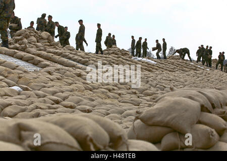 Deutschland, Niedersachsen, Hitzacker, Fluss Elbe, Hochwasser, Deich, Befestigung, Soldat, Sandsäcke, Stockfoto