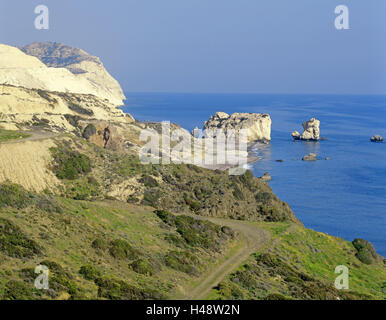 Zypern, Griechisch, Petra Tou Romiou, rockt Aphrodite, Meer, Europa, Mittelmeerraum Inselstaat, Südzypern, Südwest-Küste, Insel, Insel Griechisch-in zypriotischen Weise, Küste, Galle Küste, Pafos, Küsten-Landschaft, Landschaft, Felsbrocken, Ort von Interesse, Aphrodite Felsen, Legende-Shape, Aphrodite, Schaum geboren, Göttin, Legende, dem Mittelmeer, blau, Horizont, Stockfoto