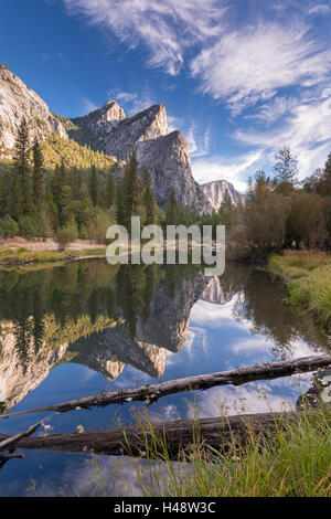 Die drei Brüder spiegelt sich in den Merced River im Yosemite Valley, Yosemite-Nationalpark, Kalifornien, USA. Herbst (Oktober) 2