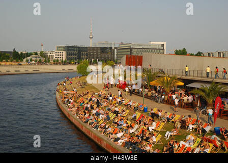 Deutschland, Berlin, Spree-Bogen, Strandcafé, deck Stühle, Menschen, Stadt, Kapital, die Spree, Fluss, Fluss, Sommer, solar Bad, Gäste, Touristen, Sonnenliegen, nehmen Sie es einfach, Erholung, Ruhe, Freizeit, Stockfoto