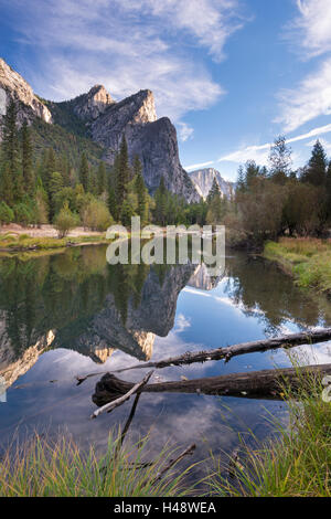 Die drei Brüder Berge spiegeln sich in den ruhigen Gewässern des Flusses Merced, Yosemite-Nationalpark, Kalifornien, USA. Autu