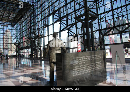 USA, New York City, Jacob K. Javits Convention Center, Lobby, Statue, Nordamerika, Stadt, Ort von Interesse, Reiseziel, Architektur, Bau, Glasbau, "Crystal Palace", Kongress Zentrum, modern eingerichtet, Stockfoto