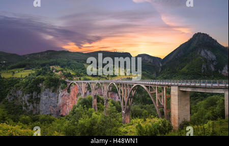 Blick von der Brücke Dzhurdzhevicha bei Sonnenuntergang. Montenegro Stockfoto