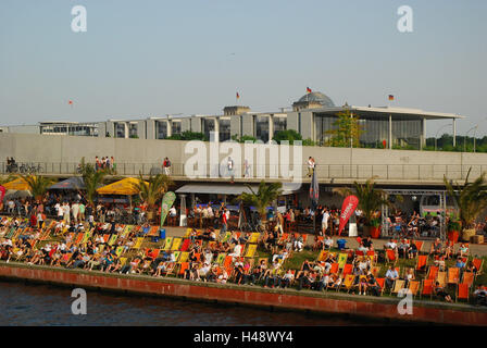 Deutschland, Berlin, Spree-Bogen, Strandcafé, deck Stühle, Menschen, Stadt, Kapital, die Spree, Fluss, Fluss, Sommer, solar Bad, Gäste, Touristen, Sonnenliegen, nehmen Sie es einfach, Erholung, Ruhe, Freizeit, Reichstagskuppel, Stockfoto