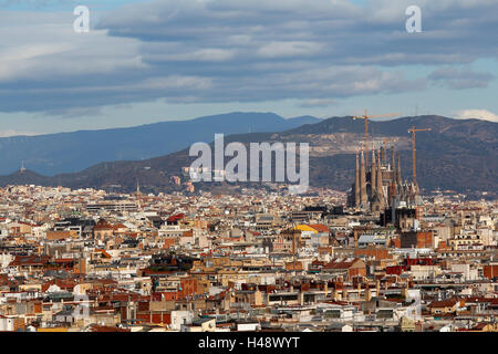 Stadtbild von Barcelona gedreht vom Montjuic Berg, mit der Sagrada Familia Stockfoto