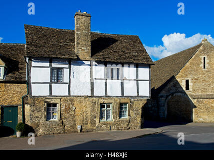 Fachwerkhaus in dem Dorf Lacock in Wiltshire, England UK Stockfoto