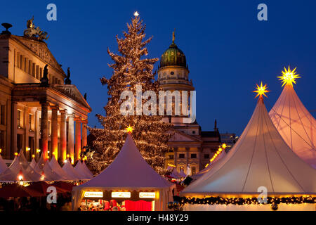 Deutschland, Berlin, Gendarmenmarkt, Weihnachtsmarkt, Dämmerung, Kuppel, Beleuchtung, Abend, Stockfoto