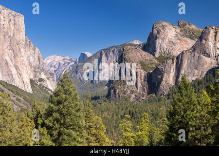 El Capitan erhebt sich über Yosemite Valley vom Tunnel View, Yosemite-Nationalpark, Kalifornien, USA. Herbst (Oktober) 2014. Stockfoto