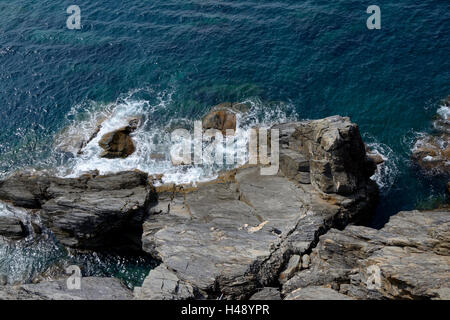 Felsige Küste in Manarola in Ligurien, Italien.  Eine der fünf Städte in Cinque Terre (Unesco Weltkulturerbe) Stockfoto