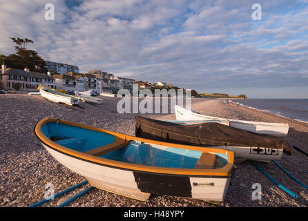 Boote auf den Strand bei Budleigh Salterton, Devon, England hochgezogen. (Juli) im Sommer 2014. Stockfoto