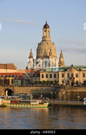 Blick über die Elbe auf barocke Altstadt, Sekundogenitur und der Frauenkirche, Dresden, Sachsen, Deutschland, Stockfoto