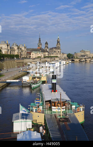 Blick über die Elbe auf barocke Altstadt, historische Landschaft, Schiffe der Weiße Flotte, Dresden, Sachsen, Deutschland, Stockfoto