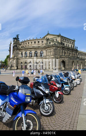 Theaterplatz mit Motorrädern, Semperoper, Dresden, Sachsen, Deutschland Stockfoto