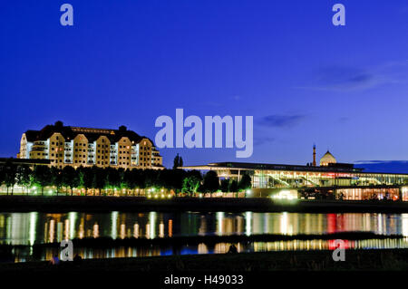 Die Elbe, Erlweinspeicher, Maritim Kongress Hotel Dresden, Konferenzzentrum, Yenidze, Dämmerung, Dresden, Sachsen, Deutschland Stockfoto