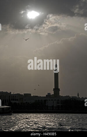 VAE, Dubai Creek, Moschee, Minarett, schöne Wolken, Stockfoto