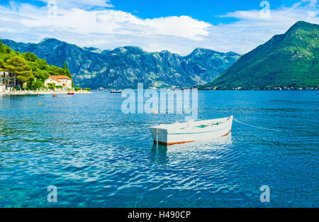 Das weiße Holzboot festgemacht an der Promenade, Perast, Montenegro. Stockfoto