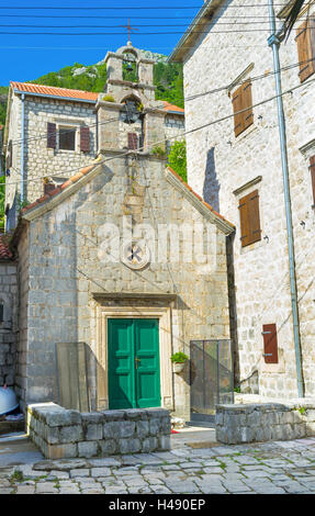 Kirche St. Johannes der Täufer ist eines der ältesten Wahrzeichen von Perast, Montenegro. Stockfoto
