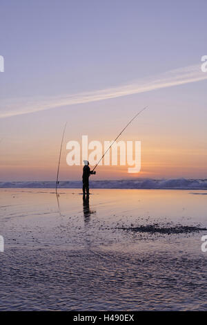 Surf-Angler am Strand, Abendstimmung, portugiesische Atlantikküste, Praia d ' El Rey, Provinz Obidos, Portugal, Stockfoto