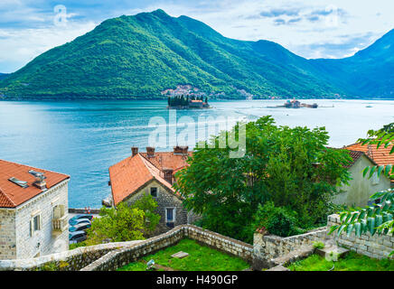 Das Luftbild auf der Kotor Bucht mit zu kleinen Inseln, umgeben von grünen Bergen, Perast, Montenegro. Stockfoto