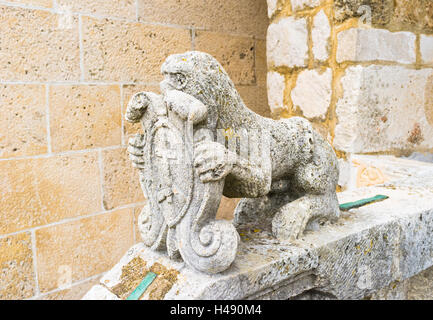 Die Statue eines Löwen hält das Wappen in seinen Fängen und wachen Eingang zur Kirche der Madonna der Felsen, Perast Stockfoto