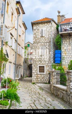 Es ist leicht, in das Labyrinth der mittelalterlichen Straßen von Perast, Montenegro verloren gehen. Stockfoto