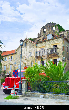 Das Feuerwehrhaus von Perast mit dem roten Feuerwehrauto geparkt vor Perast, Montenegro. Stockfoto