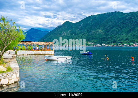 Das alte Café auf dem Wasser ist der beliebten touristischen Ort mit köstliche lokale Küche und schöne Aussicht auf die Bucht von Kotor, Perast, Montene Stockfoto