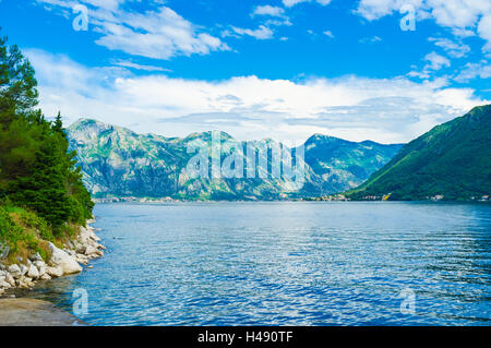 Die Promenade von Perast führt von der Stadt entlang der Bucht von Kotor, Montenegro. Stockfoto