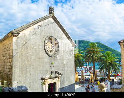 Die St. Nicholas Church befindet sich am Hauptplatz der Stadt mit dem Hafen im Hintergrund, Perast Stockfoto
