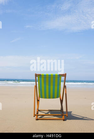 Sonnenbank am Strand, Stockfoto